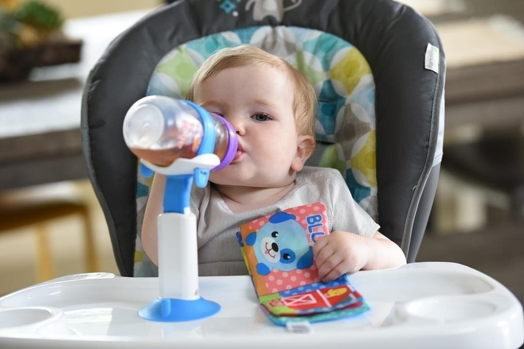 Dispozitiv pentru biberon cu prindere ventuza 