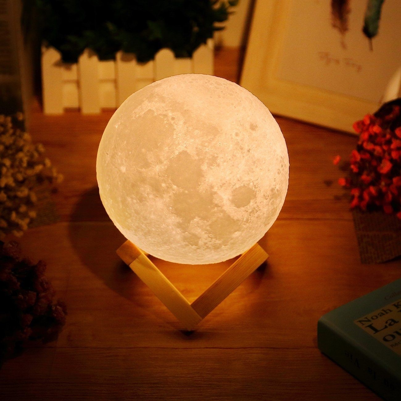 Lampa de veghe, model luna 3D, 15cm, multicolora 7 efecte, reincarcabila, portabila, suport lemn 